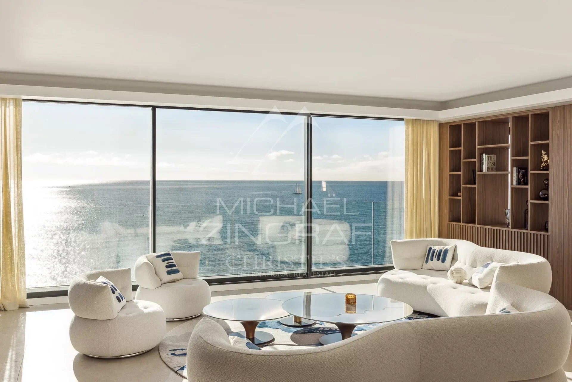 Intérieur d’une villa à Nice Intérieur moderne d'une villa avec vue sur la mer à Nice, mobilier contemporain et grande baie vitrée.