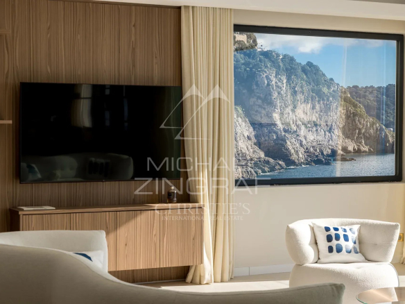 Intérieur d'une villa moderne avec vue sur la mer à Nice, fenêtres panoramiques.