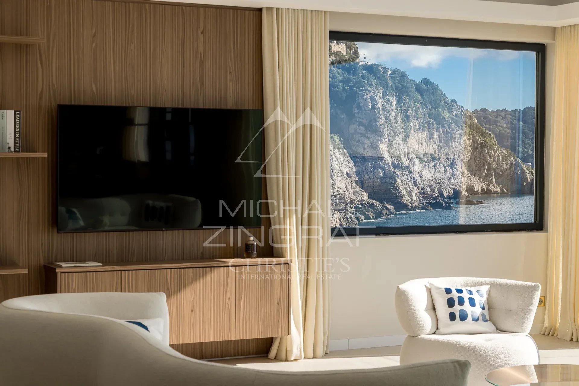 Villa moderne à Nice avec vue sur la mer Intérieur d'une villa moderne avec vue sur la mer à Nice, fenêtres panoramiques.
