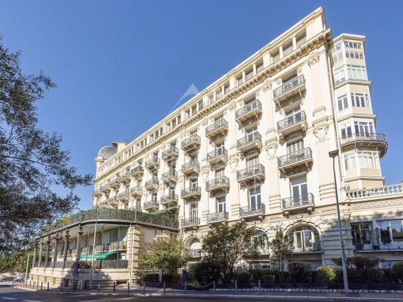 Facade of the Regina Residence in Nice, an elegant building with balconies and gardens.