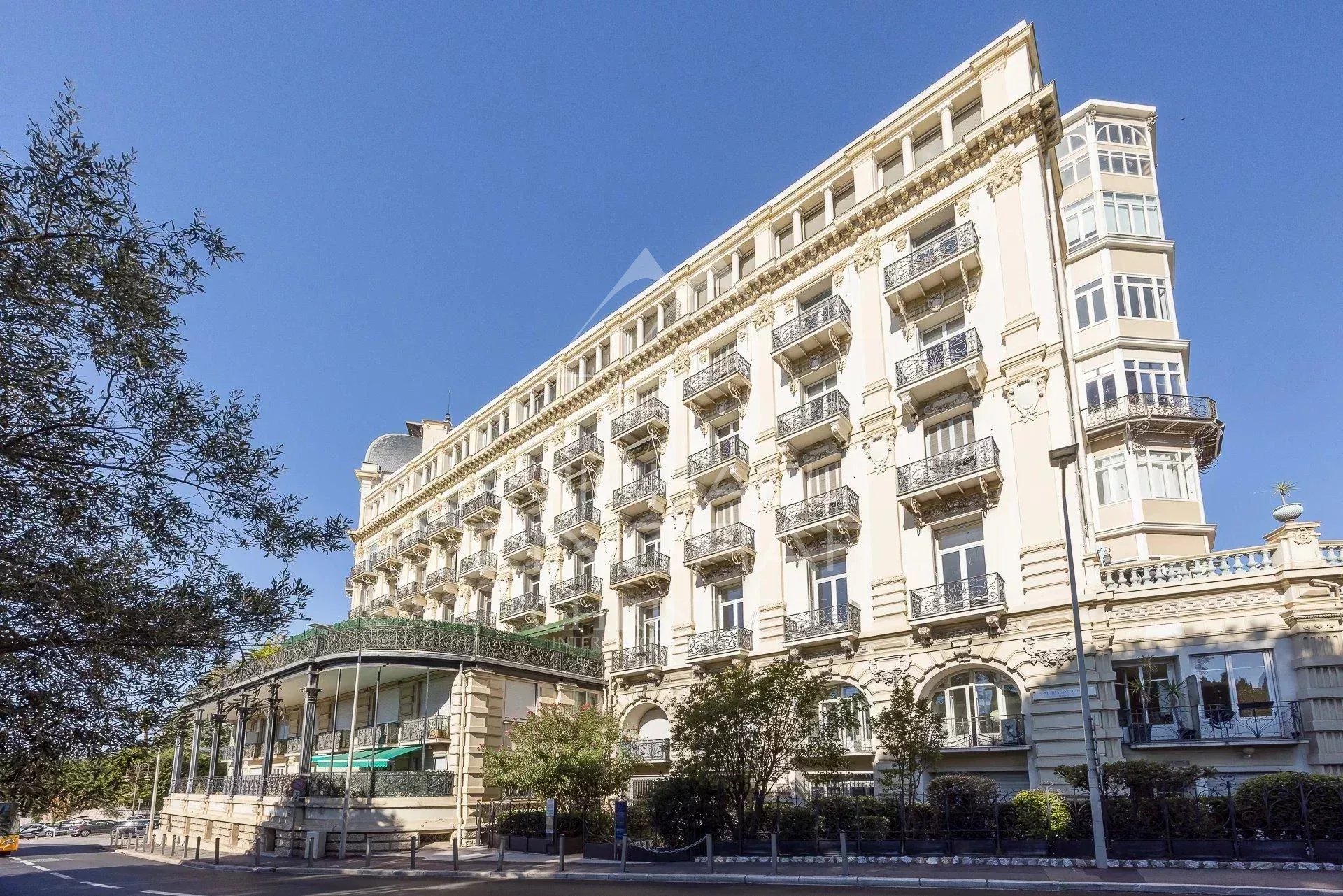 Facade of the Regina Residence in Nice, an elegant building with balconies and gardens.