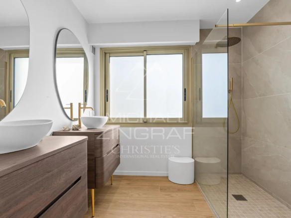 Salle de bain moderne avec douche à l'italienne et meuble en bois