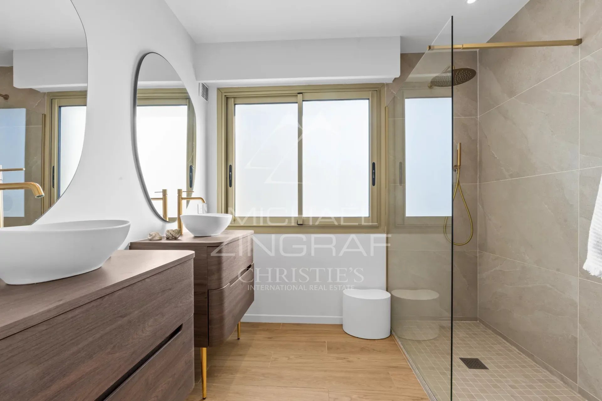 Salle de bain moderne avec douche à l'italienne et meuble en bois