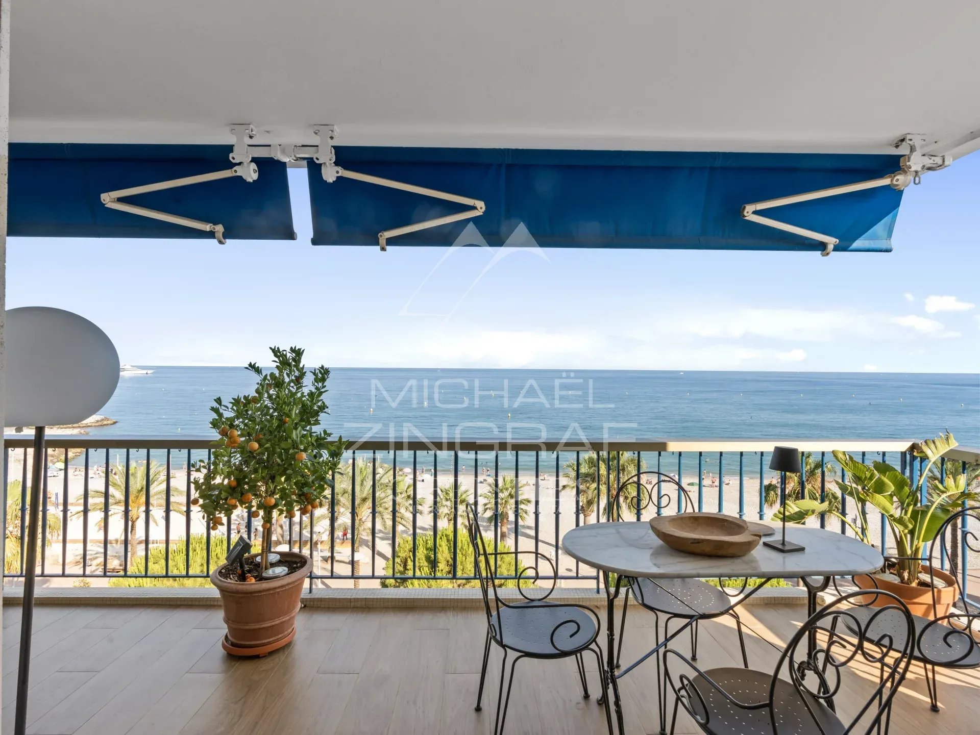 Balcon d'un appartement avec vue sur la mer Méditerranée à Cagnes-sur-Mer