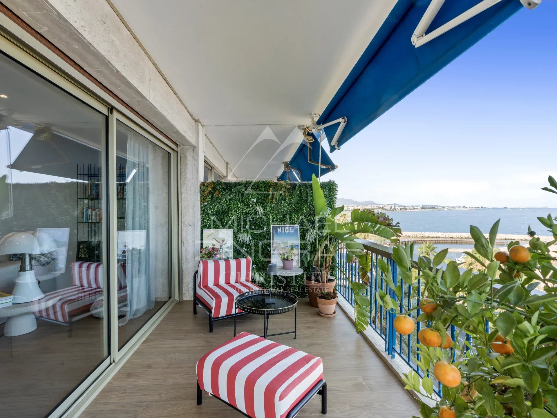 Balcon d'un appartement à Cagnes-sur-Mer avec vue sur la mer et mobilier moderne.
