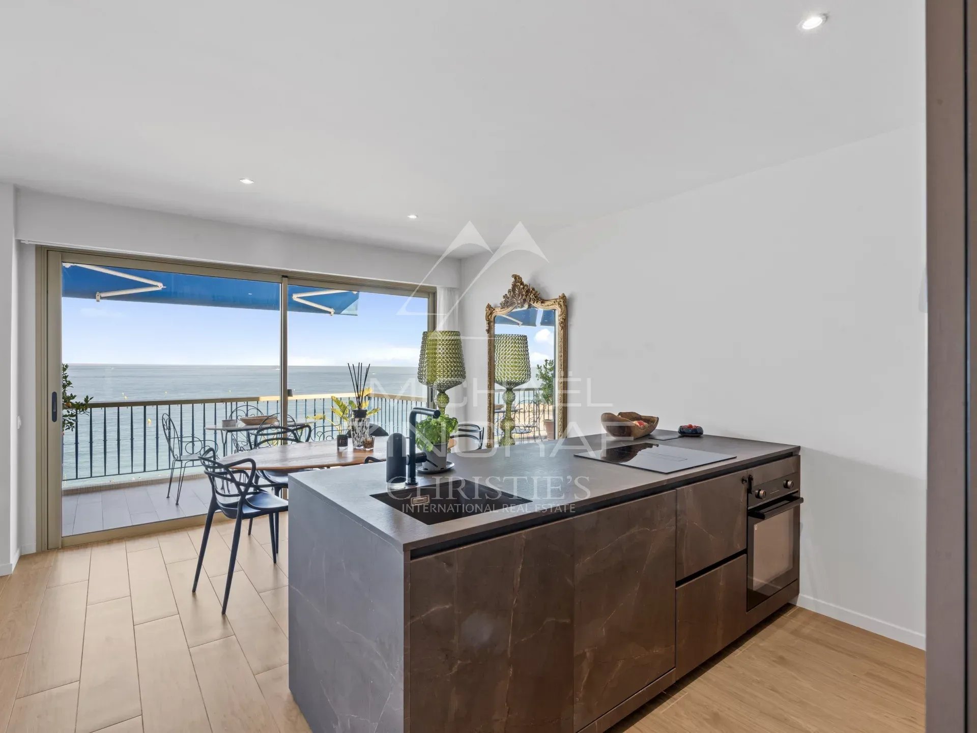 Cuisine moderne d'un appartement avec vue sur la mer à Cagnes-sur-Mer.