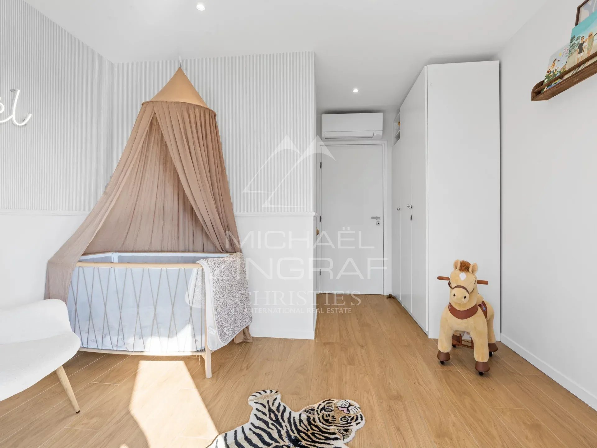 Chambre d'enfant avec lit et décoration moderne dans un appartement à Cagnes-sur-Mer.