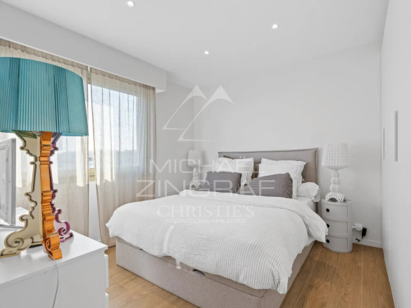 Chambre d'un appartement moderne avec lit double et fenêtres lumineuses à Cagnes-sur-Mer.