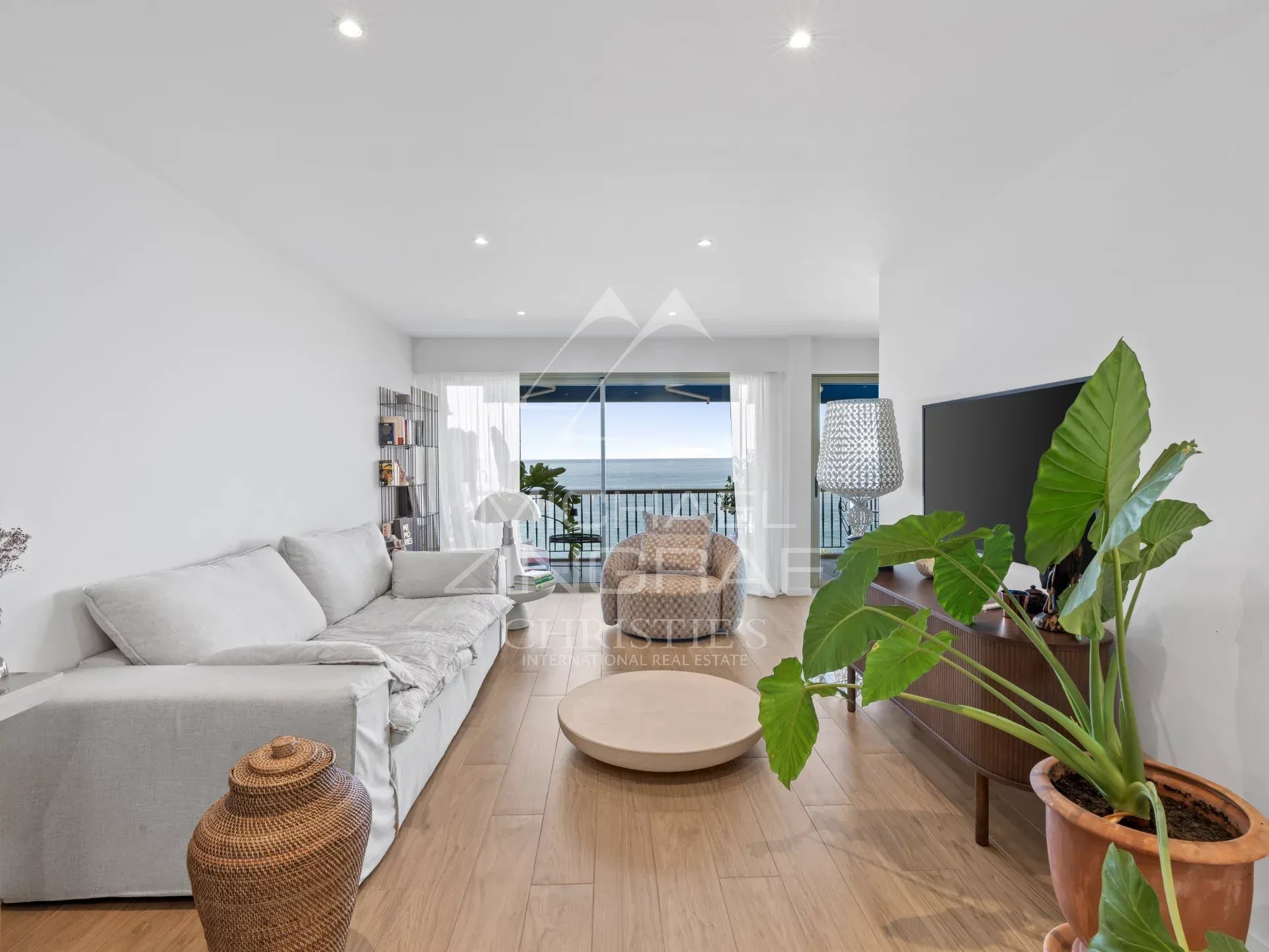 Salon lumineux d'un appartement moderne avec vue sur la mer à Cagnes-sur-Mer.