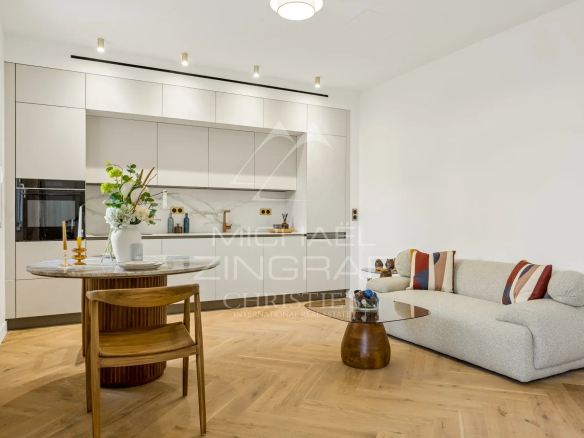 Intérieur d'une maison rénovée avec cuisine moderne et salon lumineux à Cros-de-Cagnes, près de Nice.