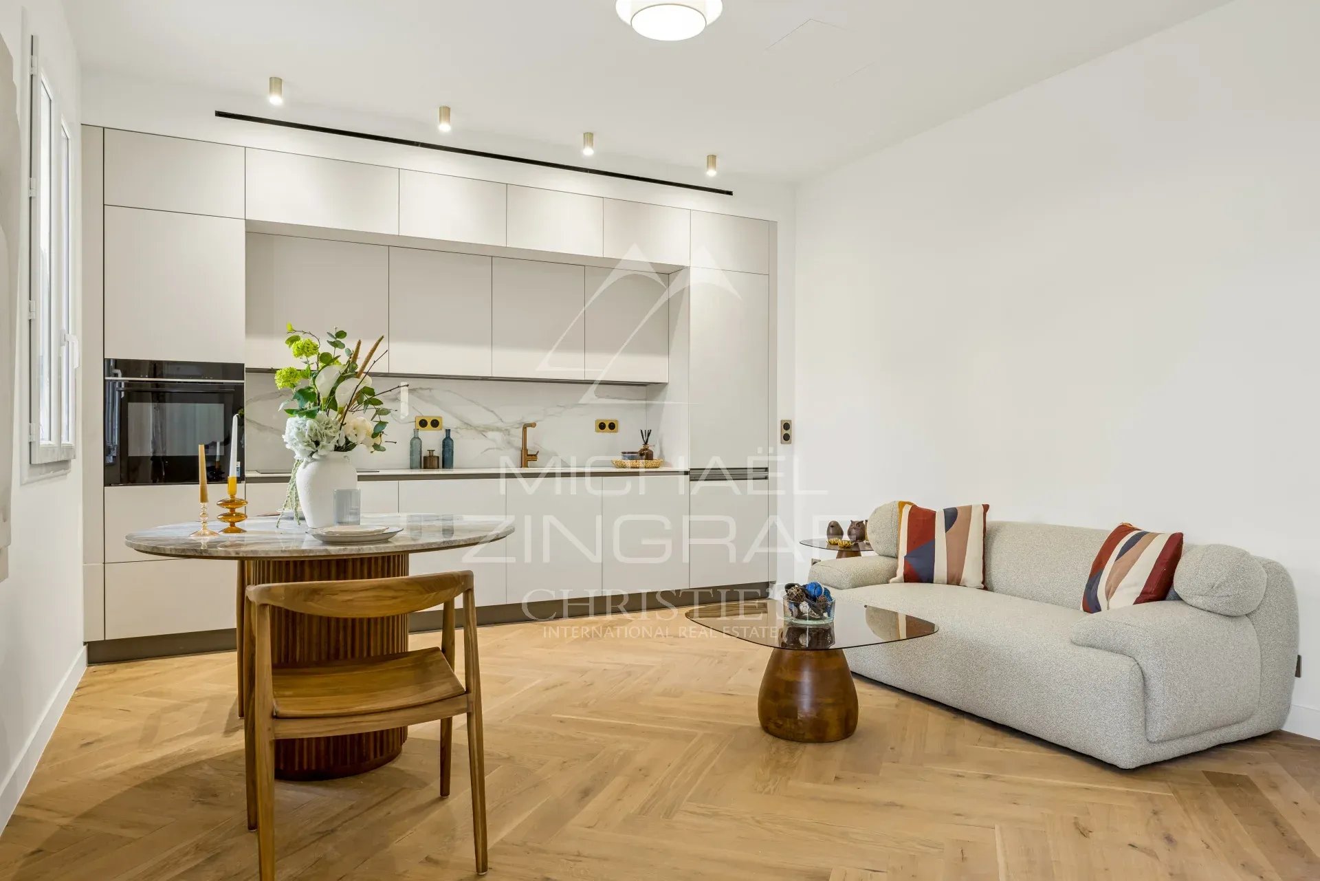 Intérieur rénové à Cros-de-Cagnes Intérieur d'une maison rénovée avec cuisine moderne et salon lumineux à Cros-de-Cagnes, près de Nice.
