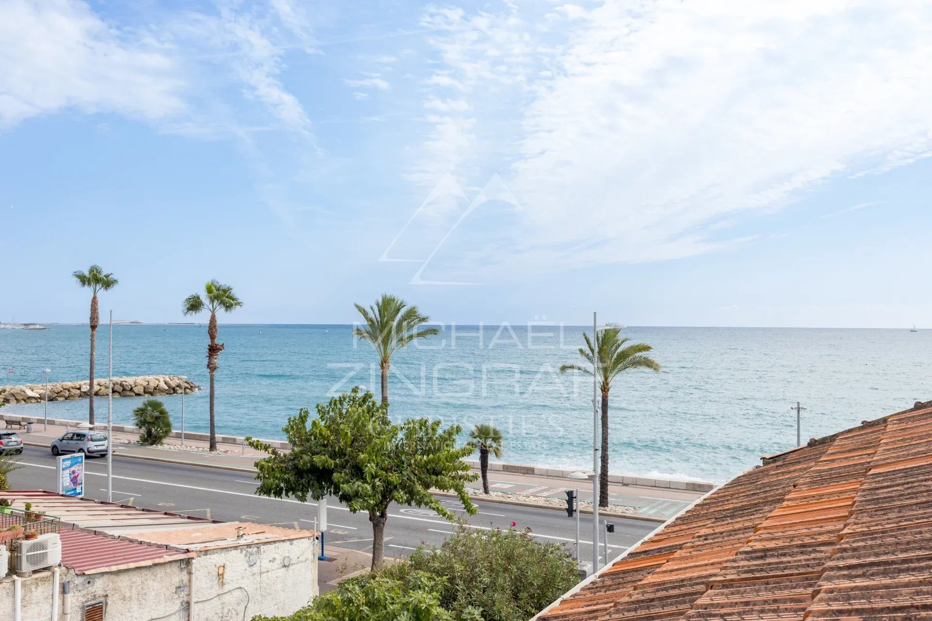 Maison rénovée avec vue mer à Cros-de-Cagnes Vue mer depuis une maison rénovée à Cros-de-Cagnes, avec des palmiers en premier plan.