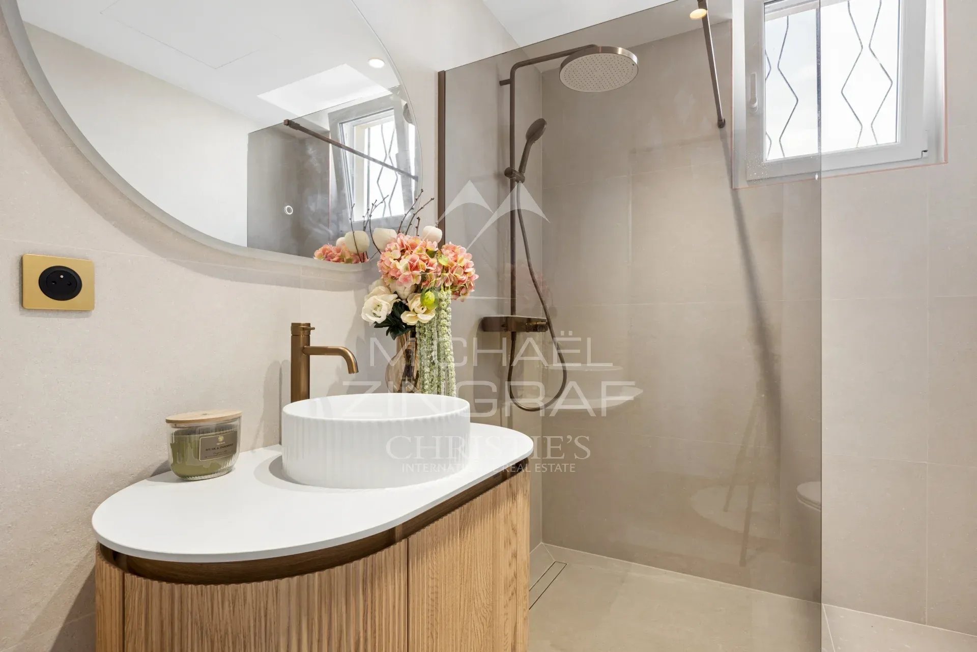 Salle de bain rénovée Salle de bain moderne avec douche, lavabo design et décoration florale.