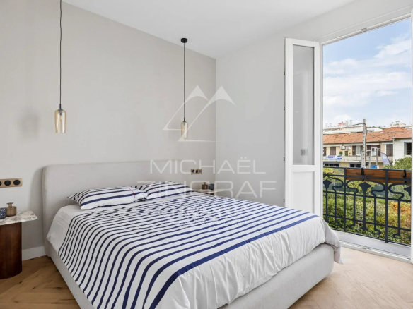 Chambre d'une maison rénovée à Cagnes-sur-Mer avec vue sur l'extérieur.