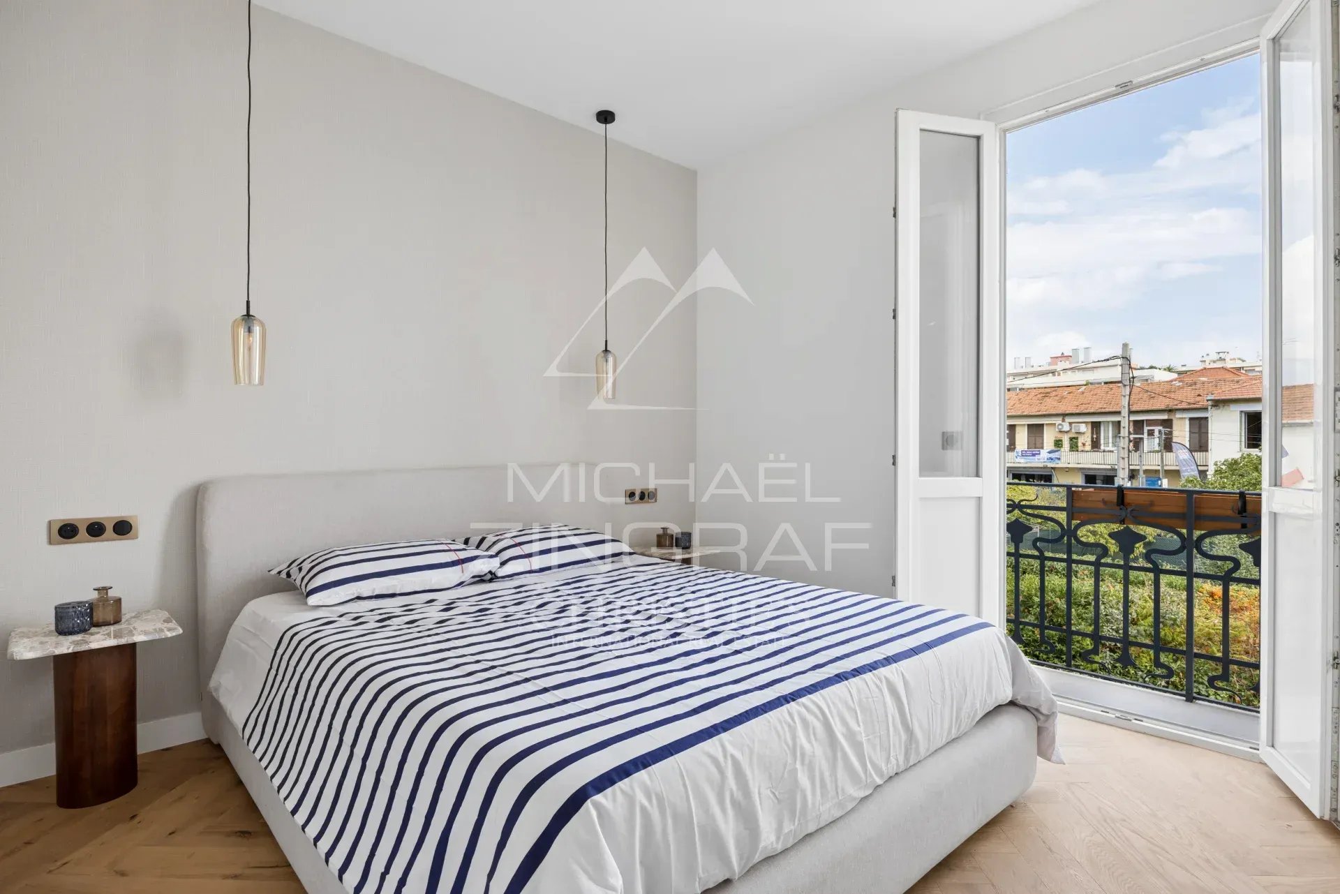 Chambre rénovée à Cagnes-sur-Mer Chambre d'une maison rénovée à Cagnes-sur-Mer avec vue sur l'extérieur.