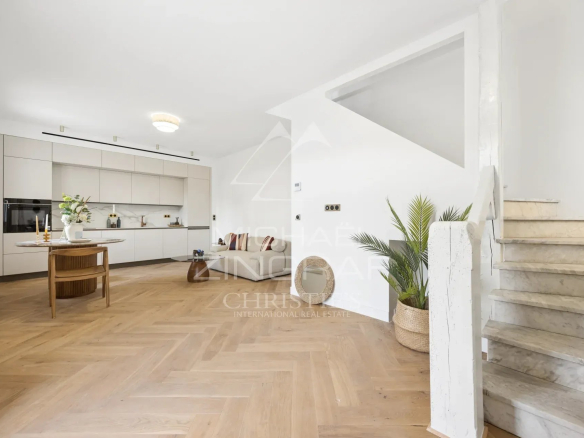 Intérieur d'une maison rénovée avec cuisine moderne et escalier, proche de la mer à Cagnes-sur-Mer.