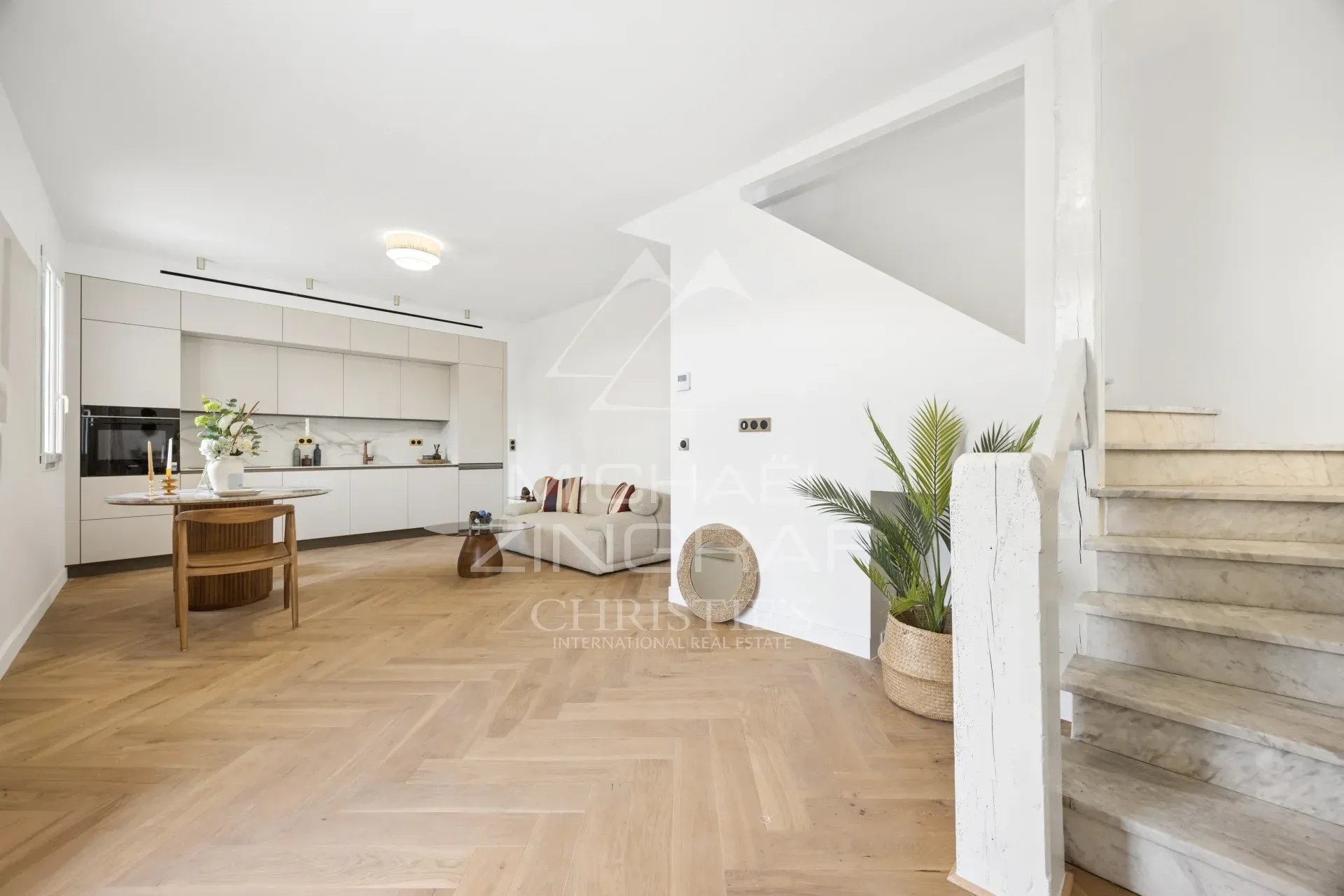 Intérieur d’une maison rénovée à Cagnes-sur-Mer Intérieur d'une maison rénovée avec cuisine moderne et escalier, proche de la mer à Cagnes-sur-Mer.