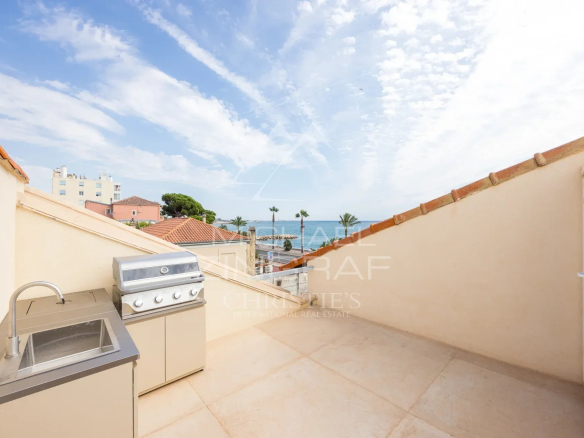 Terrasse avec barbecue et vue sur la mer à Cros-de-Cagnes, Cagnes-sur-Mer.