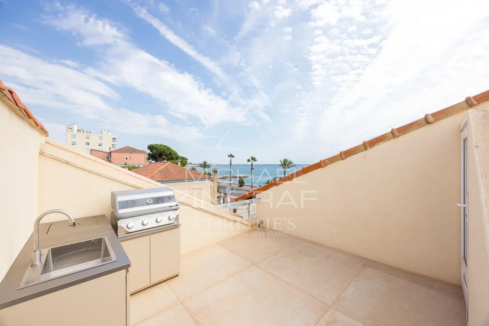Terrasse avec vue mer à Cros-de-Cagnes Terrasse avec barbecue et vue sur la mer à Cros-de-Cagnes, Cagnes-sur-Mer.
