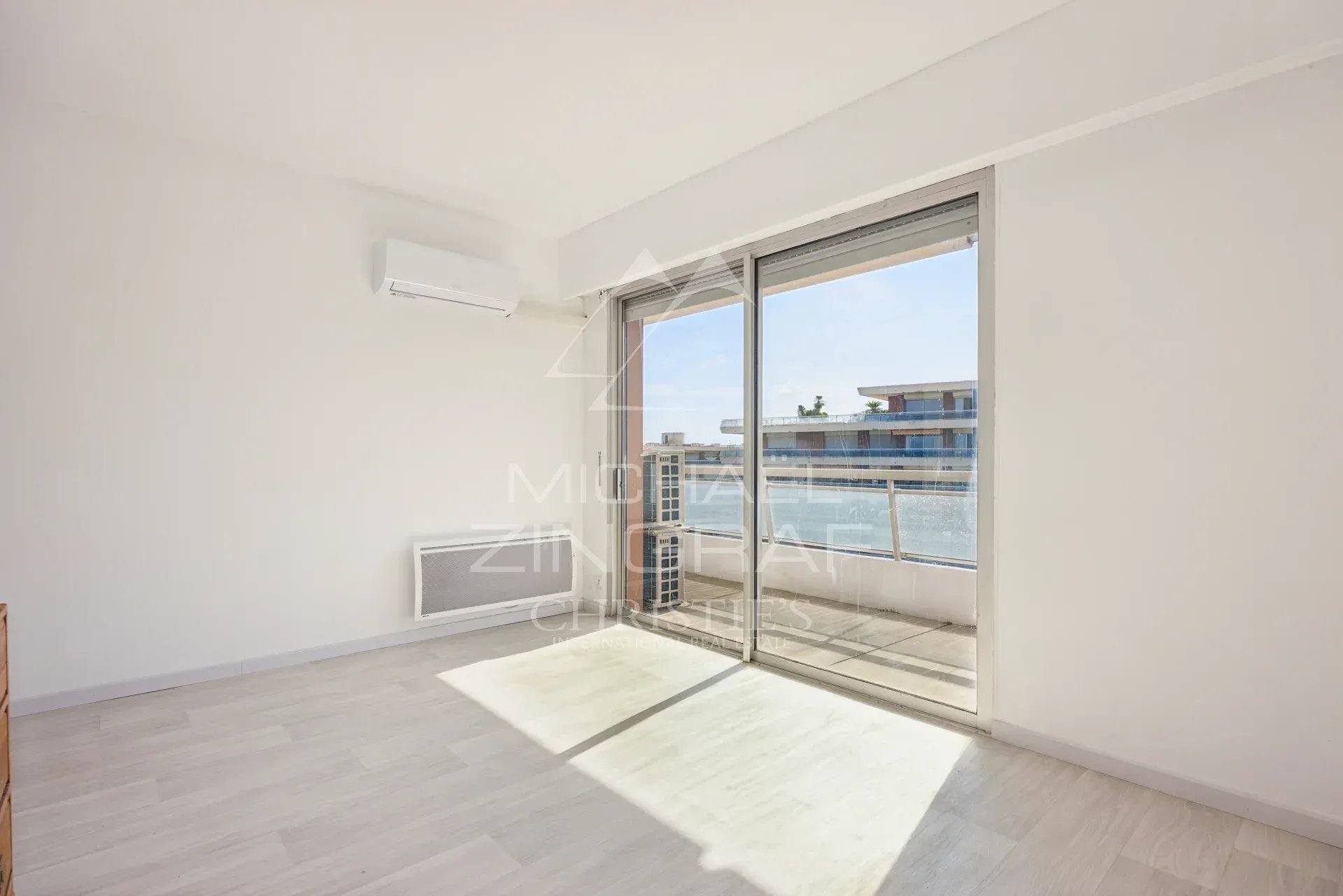 Appartement lumineux à Nice Fabron Intérieur d'un appartement lumineux avec une grande baie vitrée et vue sur la mer à Nice Fabron.
