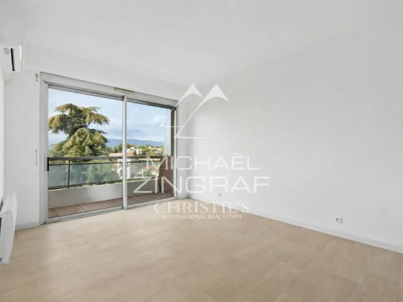 Intérieur d'un appartement à Nice Fabron, avec balcon et vue sur la mer.