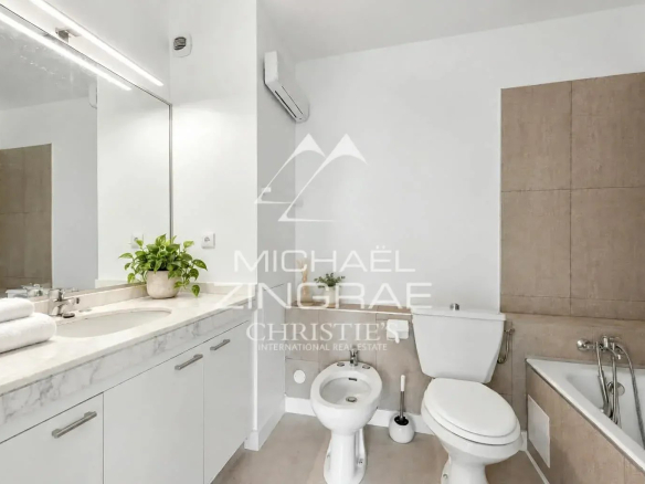 Salle de bain moderne avec lavabo, baignoire et toilettes dans un appartement à Nice Fabron.