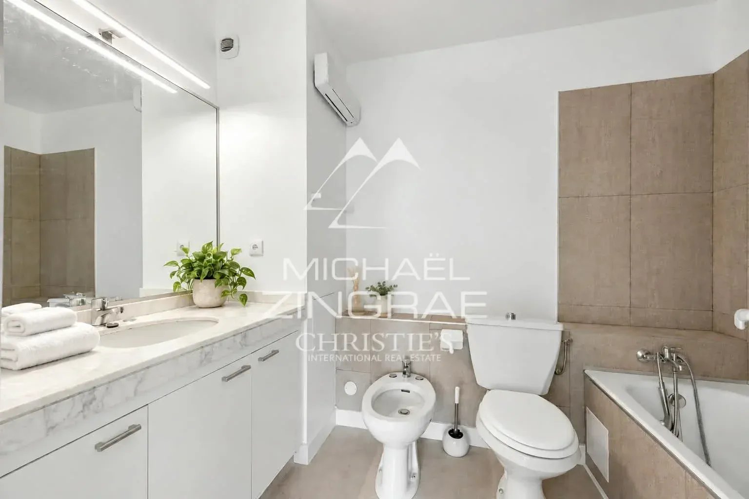 Salle de bain d’un appartement à Nice Fabron Salle de bain moderne avec lavabo, baignoire et toilettes dans un appartement à Nice Fabron.