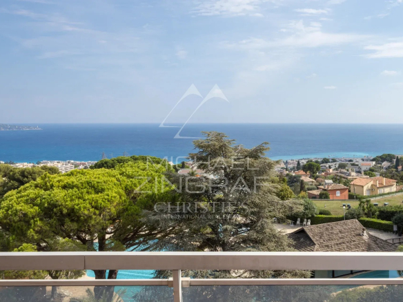 Vue panoramique sur la mer depuis un balcon d'appartement à Nice Fabron.