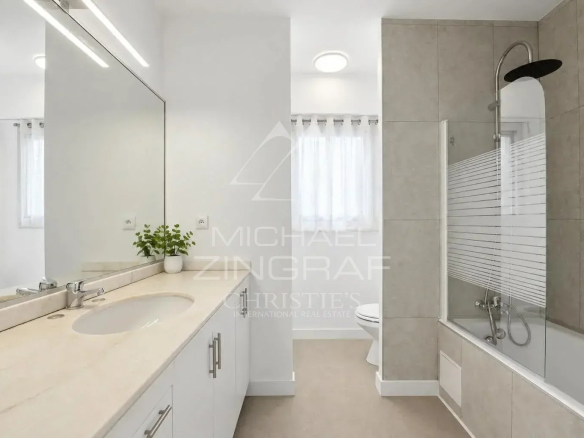 Salle de bain moderne avec baignoire, douche et lavabo dans un appartement à Nice Fabron.