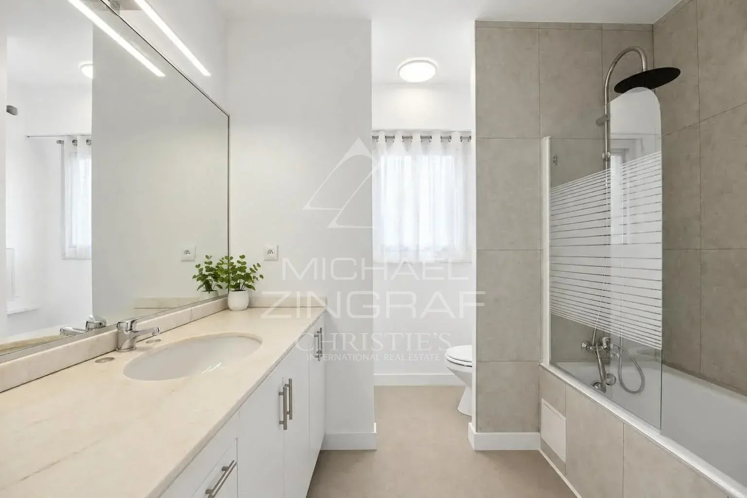 Salle de bain d’un appartement à Nice Fabron Salle de bain moderne avec baignoire, douche et lavabo dans un appartement à Nice Fabron.