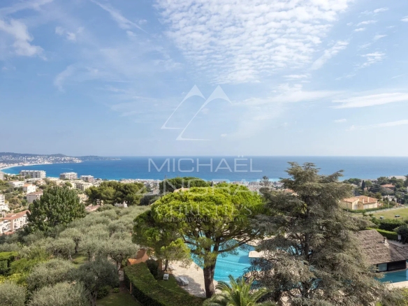 Vue panoramique sur la mer depuis un appartement à Nice Fabron, avec parc et piscine en contrebas.