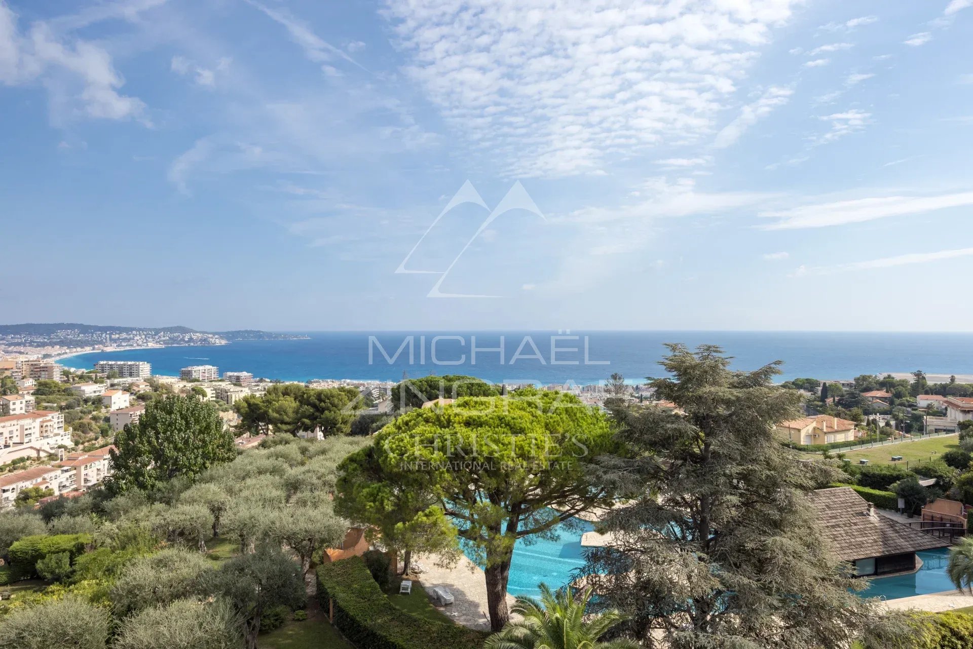 Vue panoramique depuis Nice Fabron Vue panoramique sur la mer depuis un appartement à Nice Fabron, avec parc et piscine en contrebas.