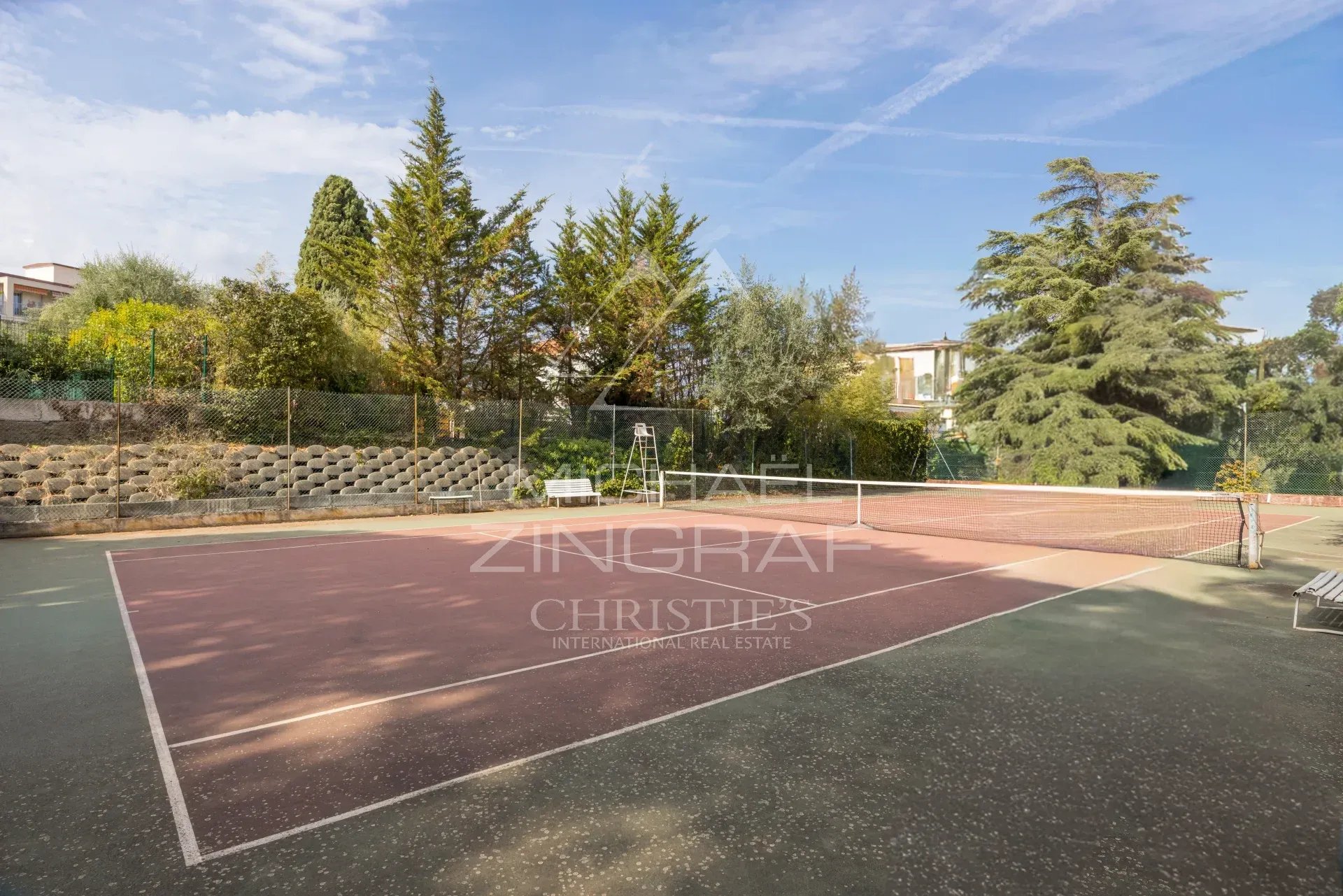 Terrains de tennis à Nice Fabron Terrains de tennis dans une résidence sécurisée à Nice Fabron, entourés d'arbres.