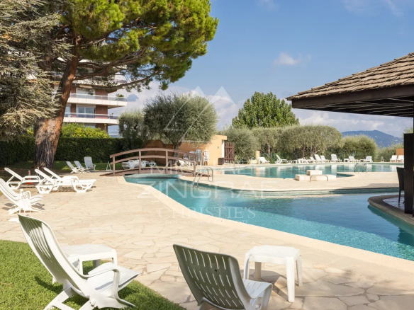 Piscine et espaces extérieurs d'une résidence à Nice Fabron, avec chaises longues et verdure.
