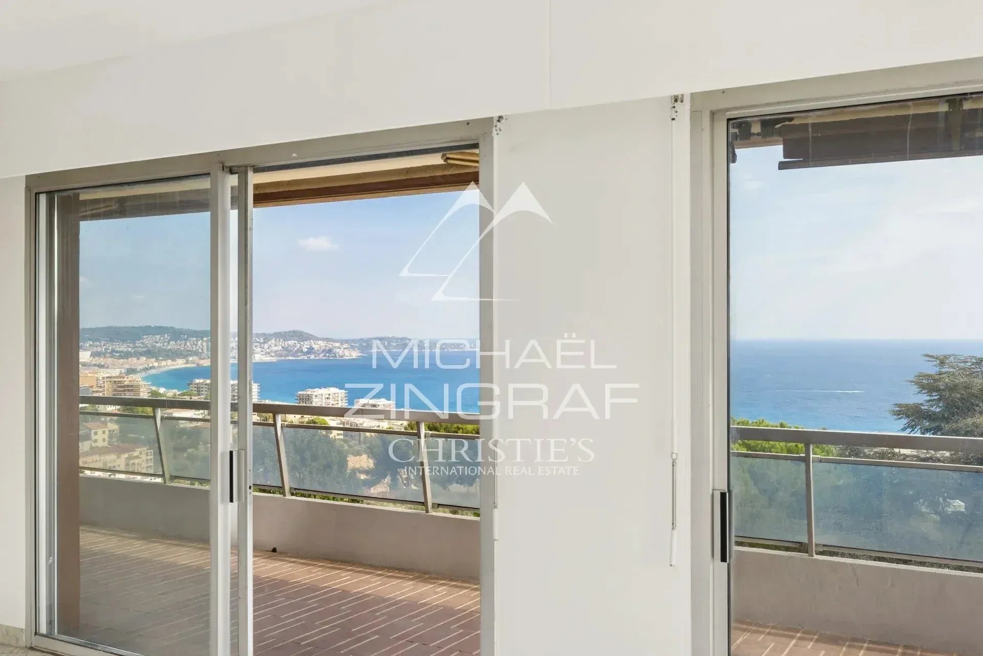 Vue mer depuis un appartement à Nice Fabron Vue panoramique sur la mer depuis un appartement à Nice Fabron, avec balustrade en verre.