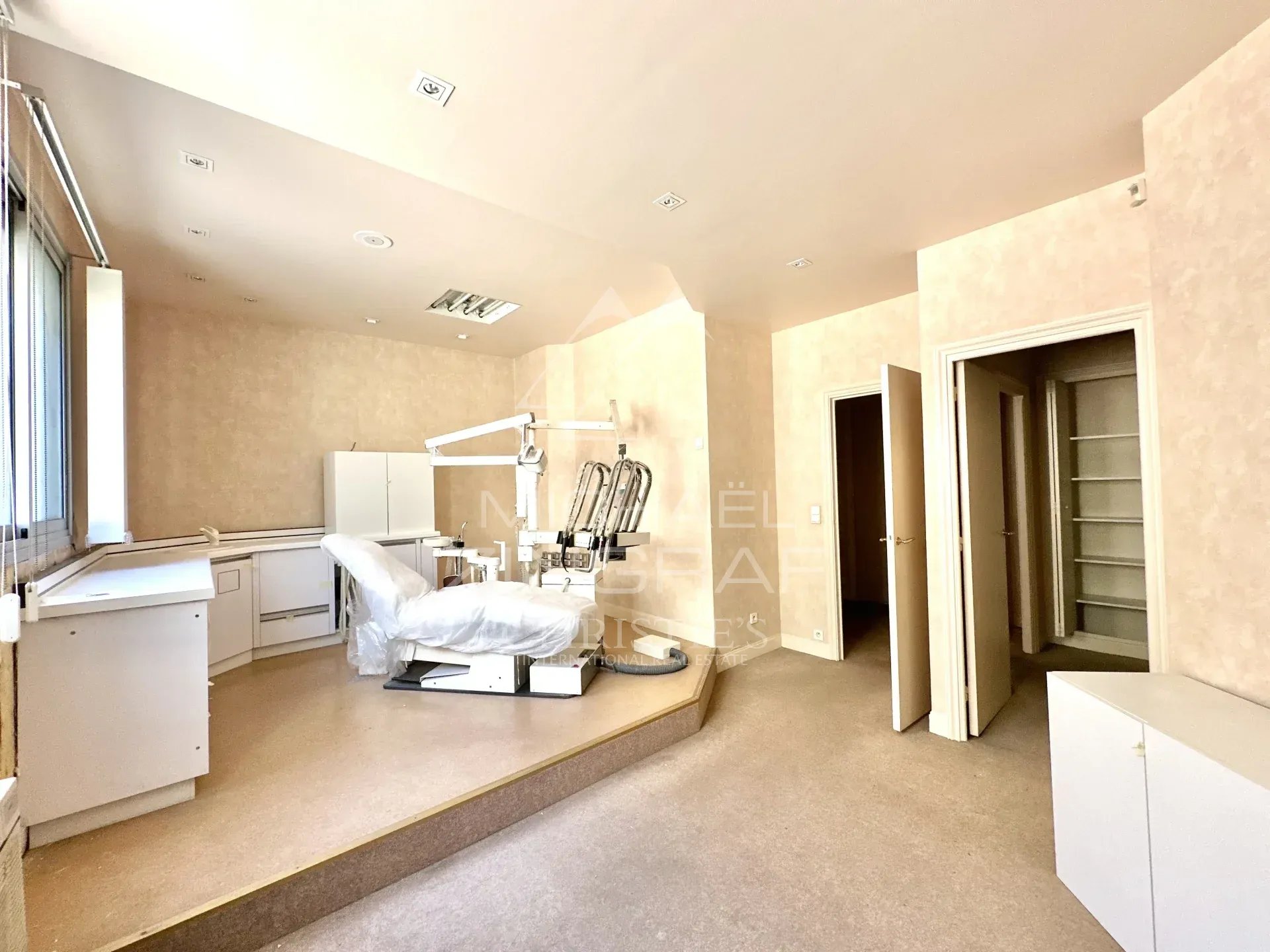 Espace à réinventer à Nice Intérieur d'un espace de 150 m² à réinventer à Nice, avec des murs neutres et un éclairage naturel.