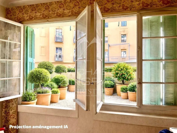 Vue intérieure d'un appartement avec fenêtres ouvertes sur un jardin avec des pots de fleurs.