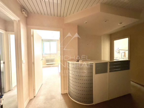 Intérieur d'un appartement à rénover de 150 m² à Nice, avec un hall et des pièces lumineuses.