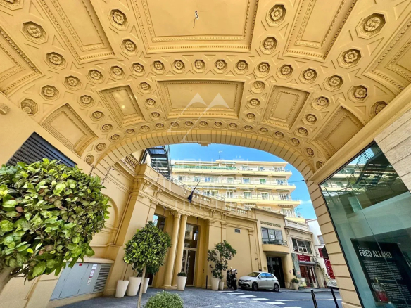 Vue de l'entrée d'un bâtiment avec une architecture élégante à Nice, Carré d'Or.