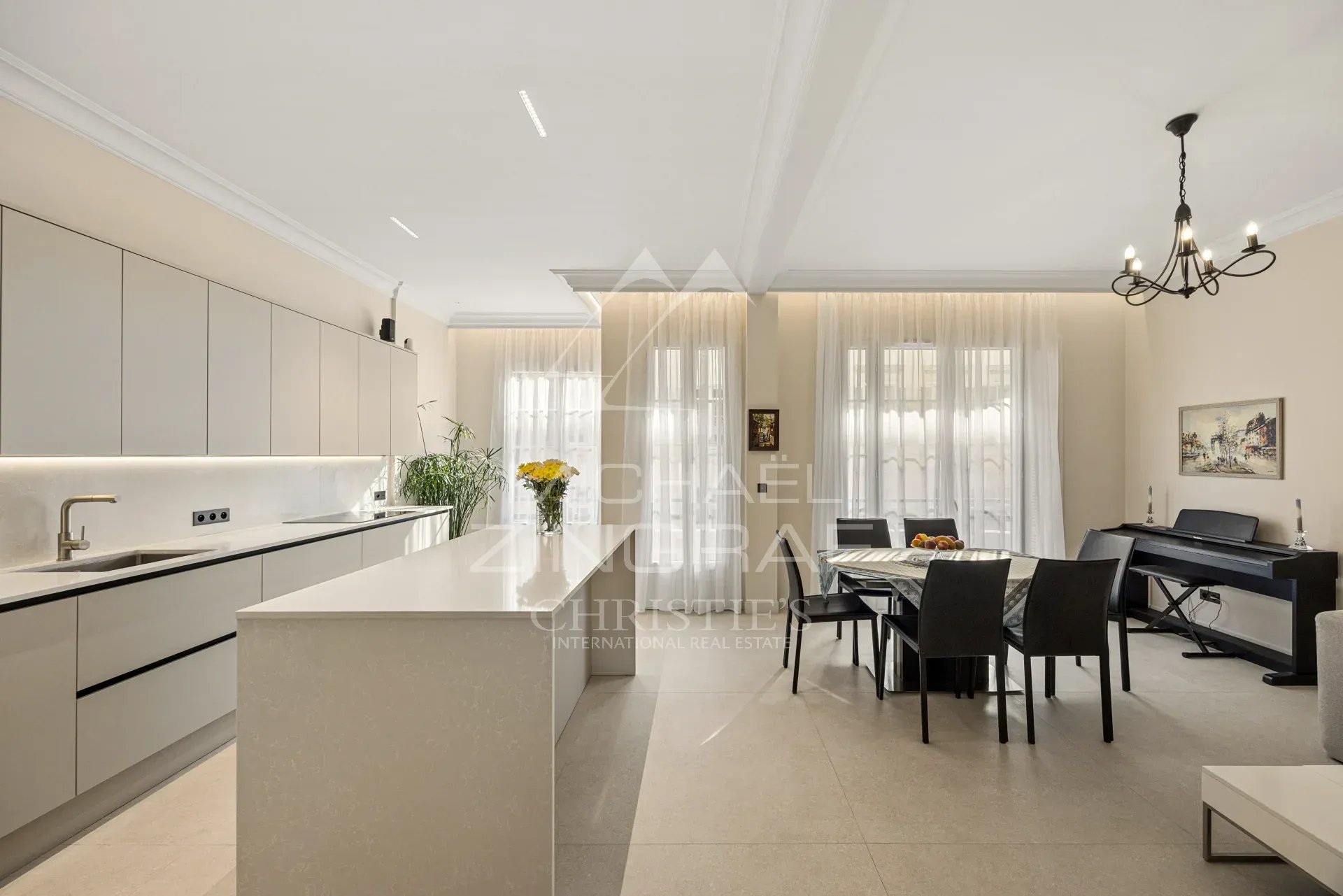 Intérieur d'un appartement 3 pièces rénové avec cuisine ouverte et séjour lumineux.