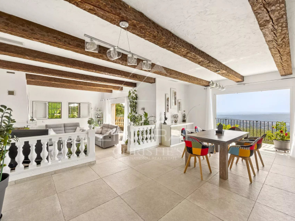 Interior of a Provençal villa in Aspremont with panoramic views, bright space and modern decor.