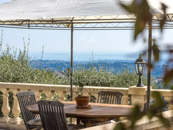 Terrasse d'une villa provençale avec vue panoramique sur la mer et les collines, Aspremont.