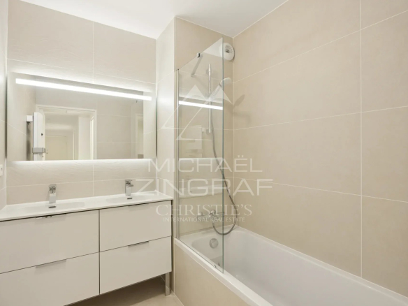 Salle de bain moderne avec baignoire et lavabo dans un appartement neuf à Nice.