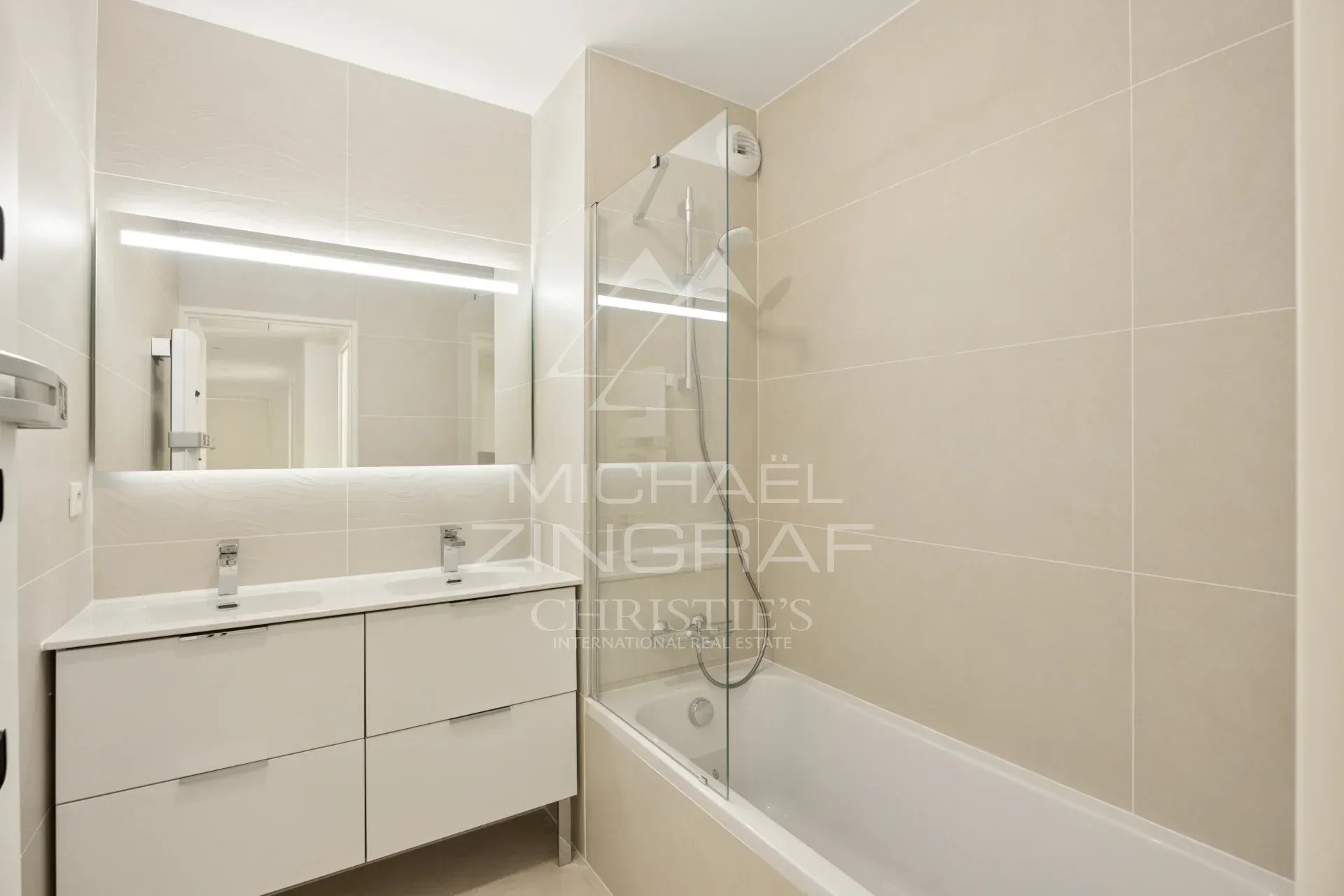 Salle de bain moderne avec baignoire et lavabo dans un appartement neuf à Nice.