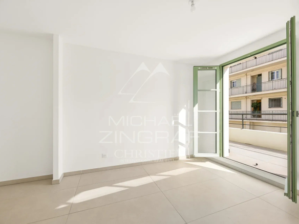 Intérieur d'un appartement neuf à Nice, avec une fenêtre ouverte sur une terrasse.