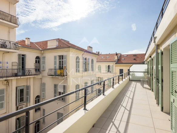 Terrasse d'un appartement à Nice avec vue sur des bâtiments environnants.