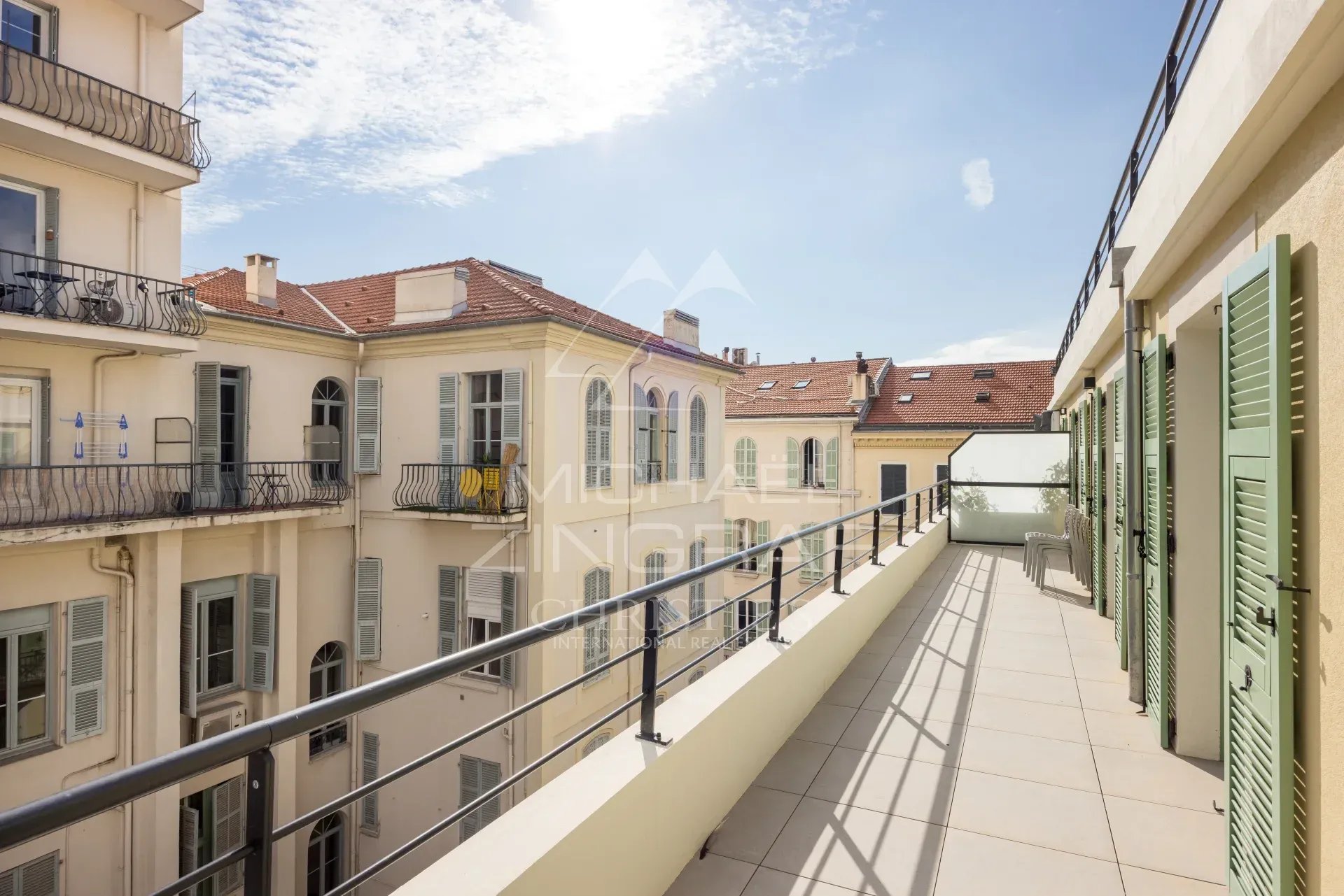 Terrasse d'un appartement à Nice avec vue sur des bâtiments environnants.