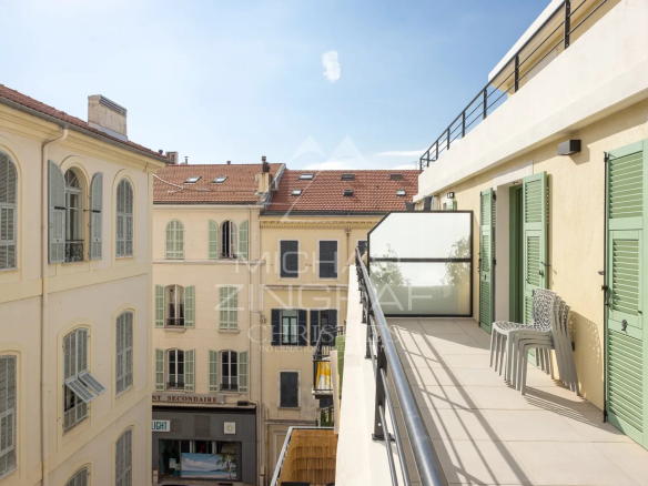 Balcon d'un appartement à Nice avec vue sur des bâtiments voisins.