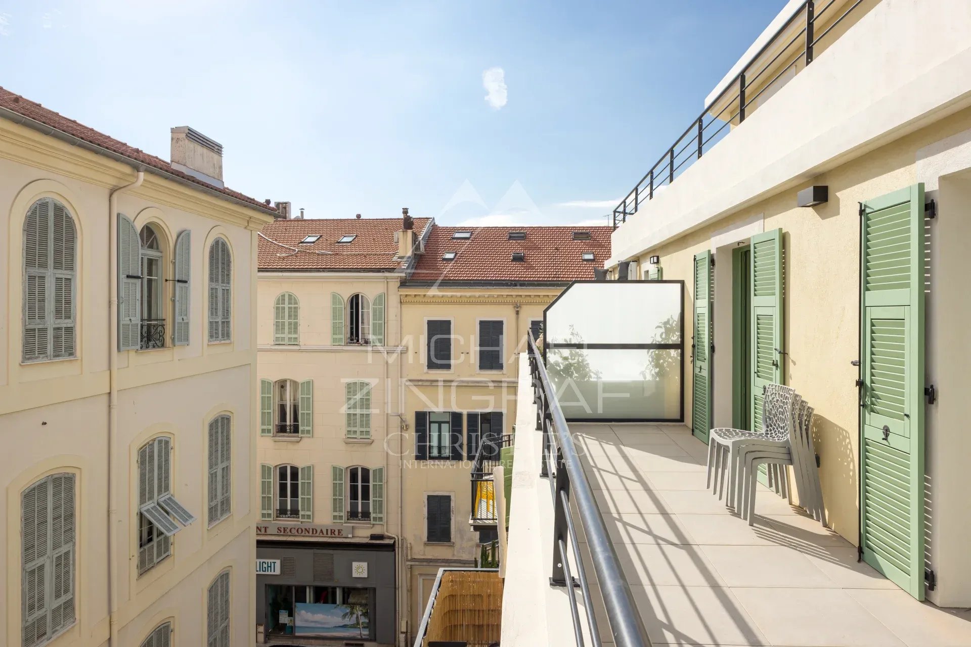 Balcon d'un appartement à Nice avec vue sur des bâtiments voisins.