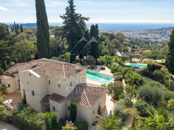Vue aérienne d'une villa provençale à Nice avec piscine et jardin, offrant une vue panoramique sur la mer.